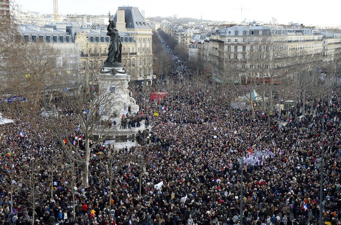 Hundreds of thousands gather in Paris to denounce terror, honor victims