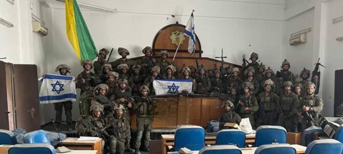 Историческое фото: бойцы дивизии Голани с израильскими флагами в зале парламента ХАМАСа в секторе Газа