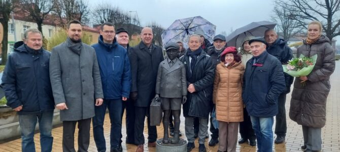 Šakių miesto skvere atidengtas paminklas žydų tautos atminimui